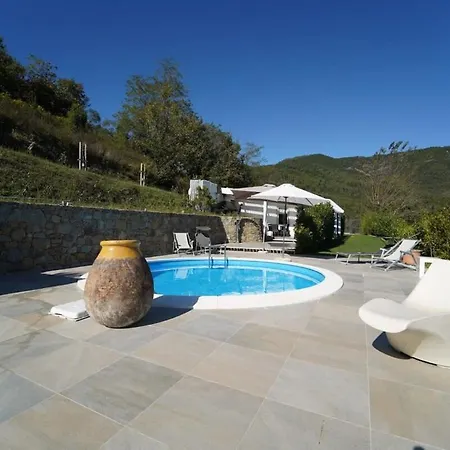 Secluded Retreat Overlooking The Hills *